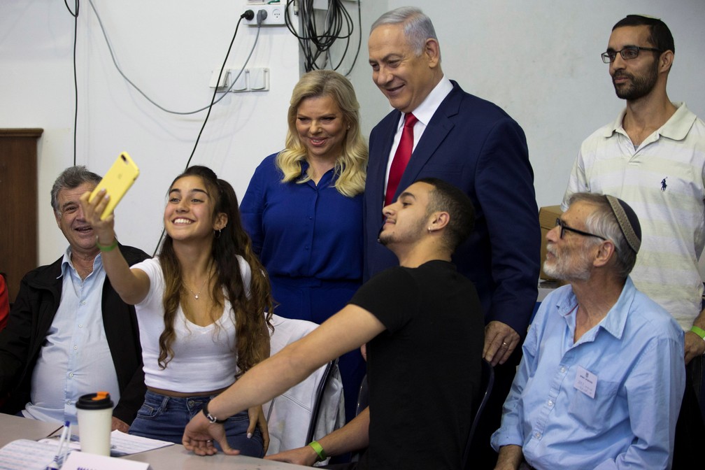 Jovens tiram selfie com Netanyahu após ele votar em Tel Aviv — Foto: Reuters/Ariel Schalit Jovens tiram selfie com Netanyahu após ele votar em Tel Aviv — Foto: Reuters/Ariel Schalit